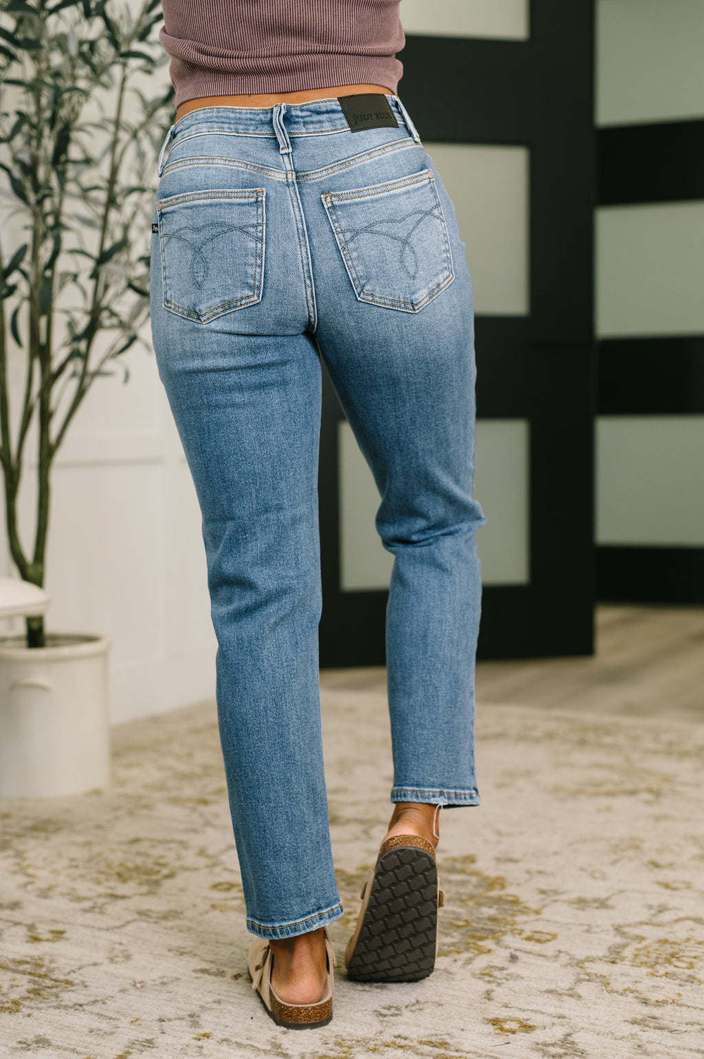 Amelia High Waist Ankle Straight in - Womens photo