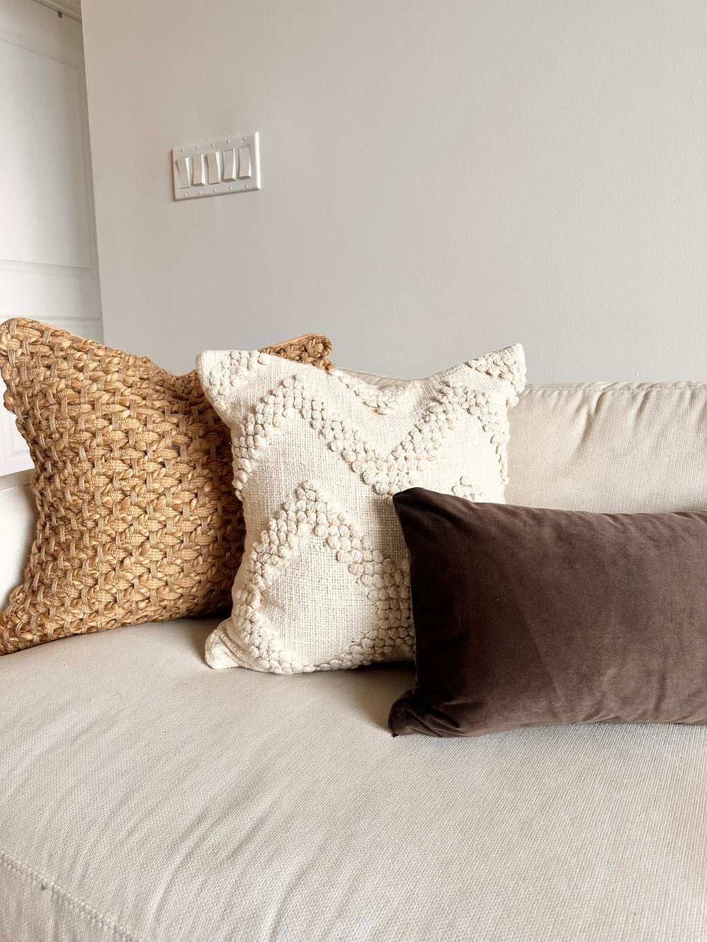 Hardin Velvet Lumbar Pillow Cover in - photo