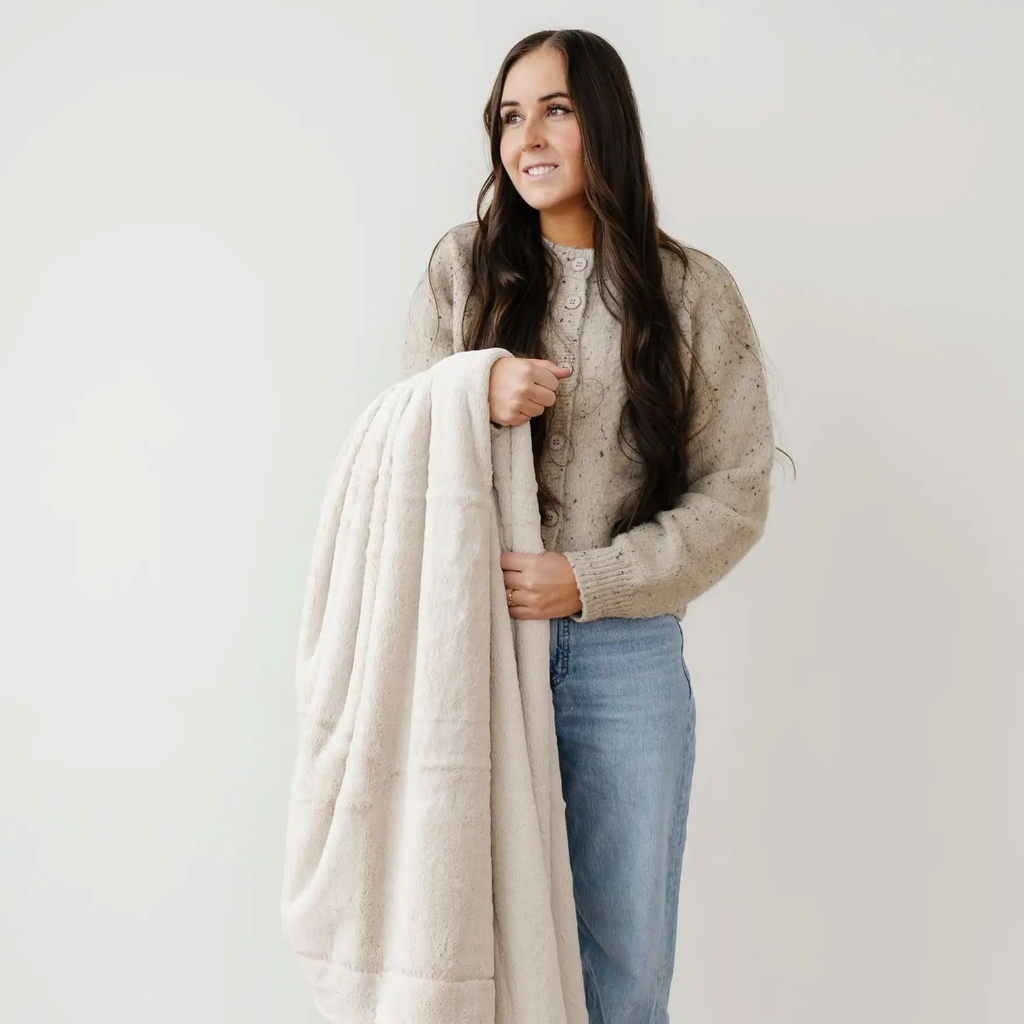 Saranoni Lush Throw Blankets in - photo