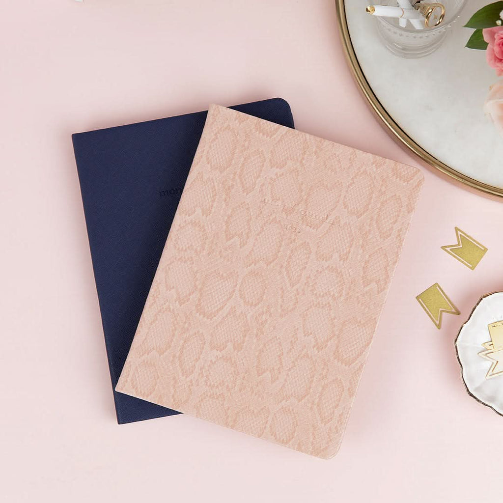 Mom Agenda Desktop 12-Month Planner 2026 in - retail photo
