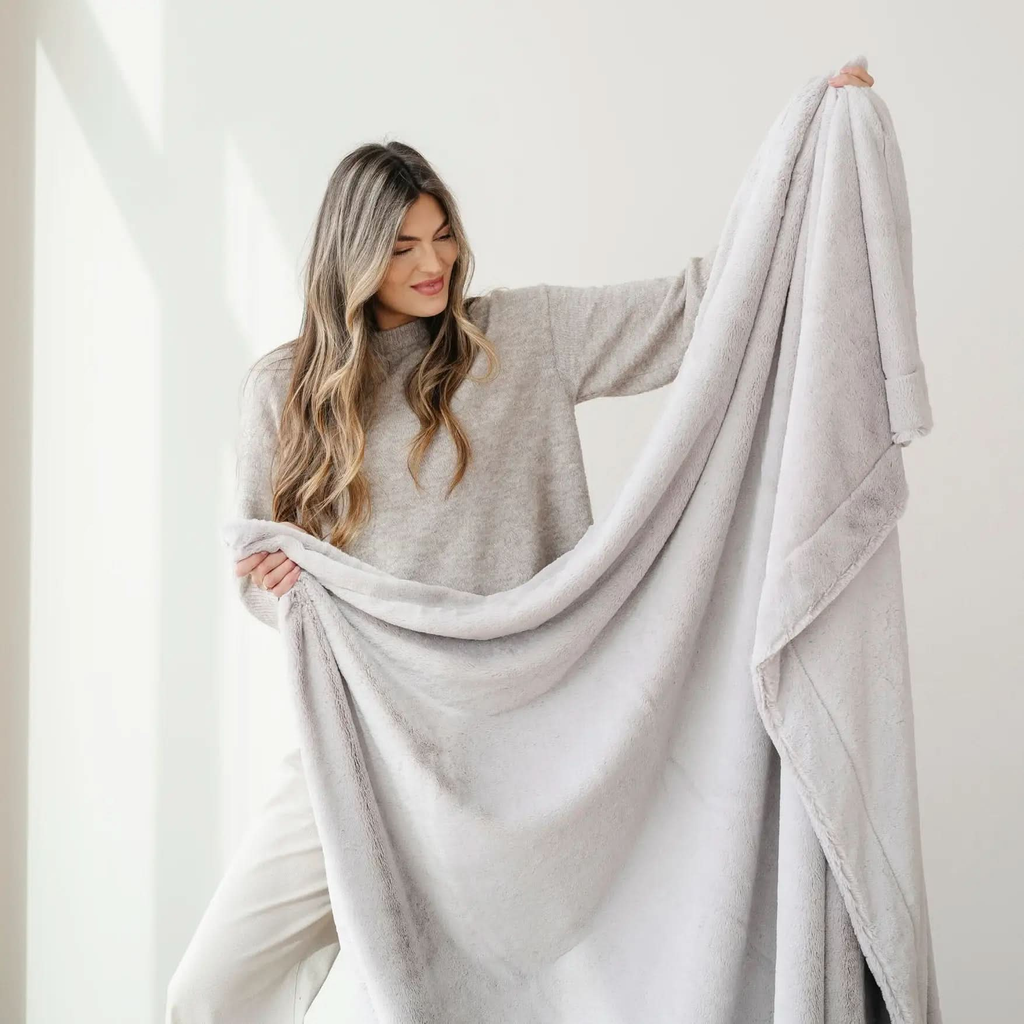 Saranoni Lush Throw Blankets in - photo