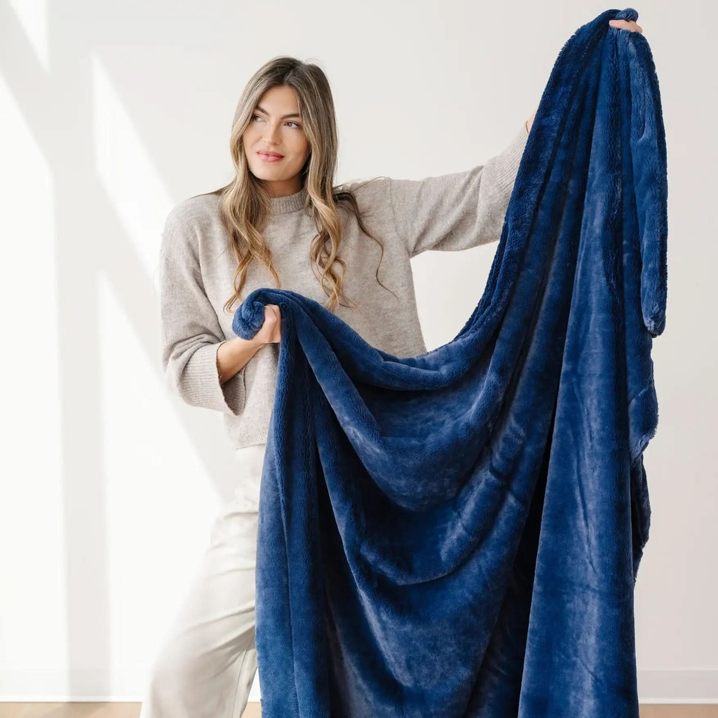 Saranoni Lush Throw Blankets in - photo