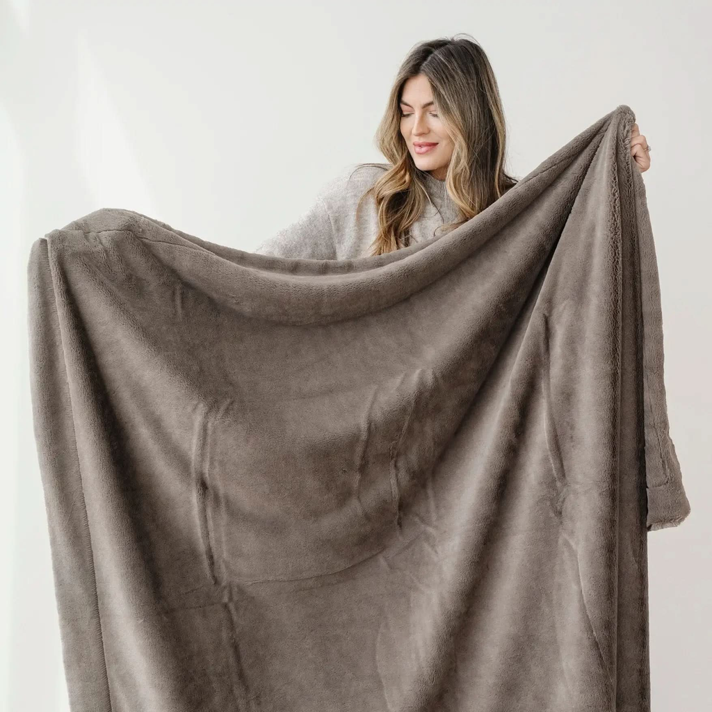 Saranoni Lush Throw Blankets in - photo