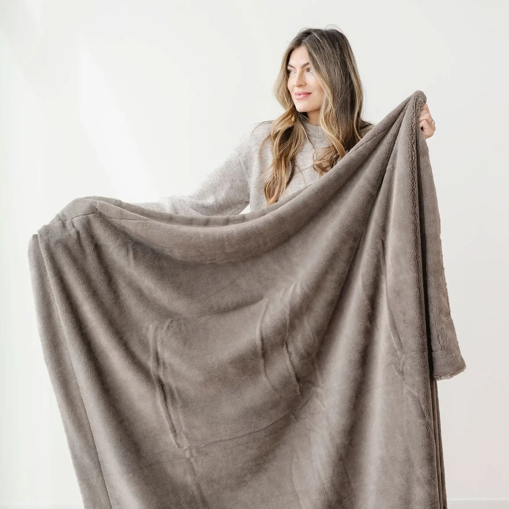 Saranoni Lush Throw Blankets in - photo