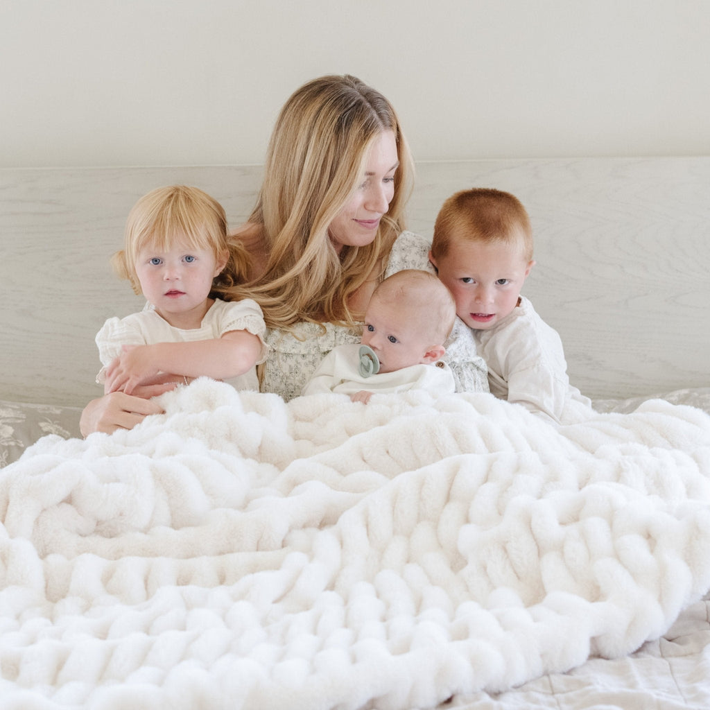 Saranoni Double Ruched XL Faux Fur XL Throw Blankets - Snow