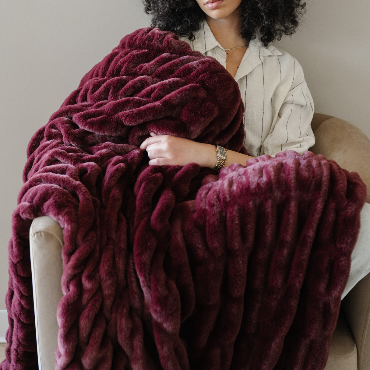 Saranoni Double Ruched Faux Fur Throw Blankets in - photo