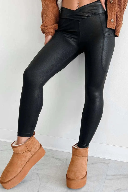 Pocketed V-Cut Waist Leggings in Black - photo