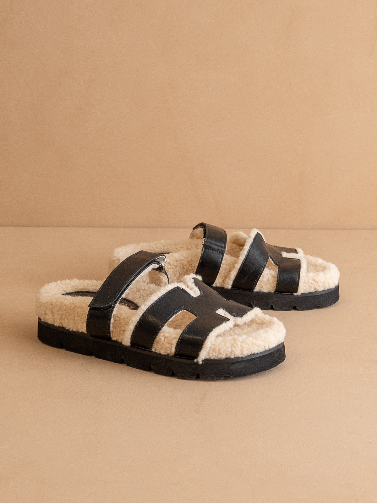 The Alpine | Black Faux Shearling Sandals - Black