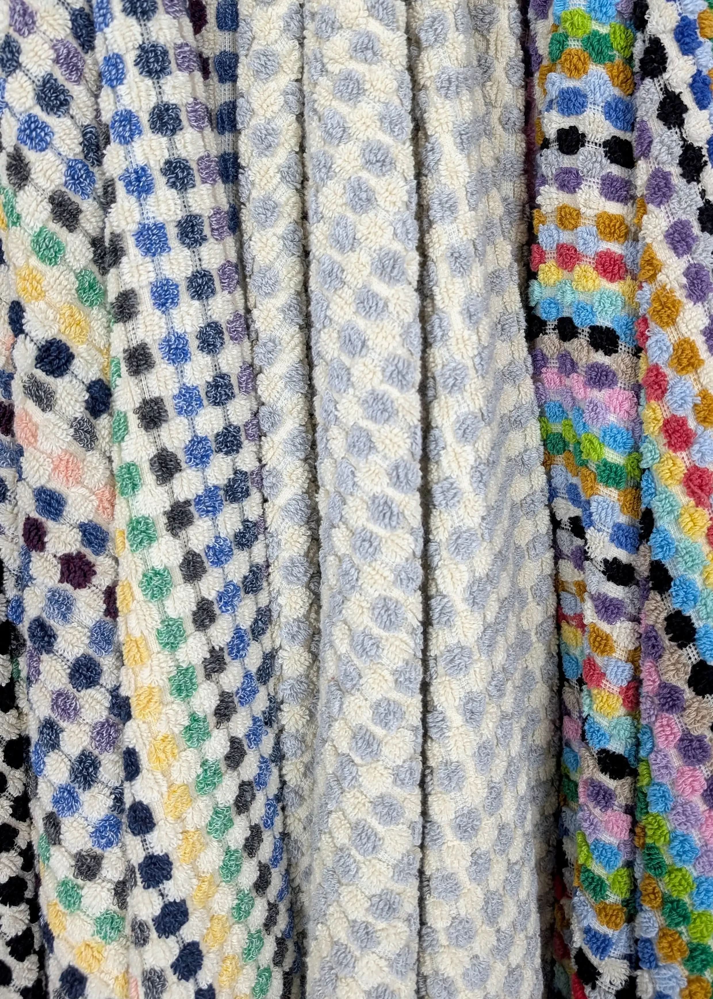 Bloom Collection – Oversized Turkish Cotton Bath Towel with Raised Texture and Hand-Tied Tassels - SwagglyLife Home & Fashion