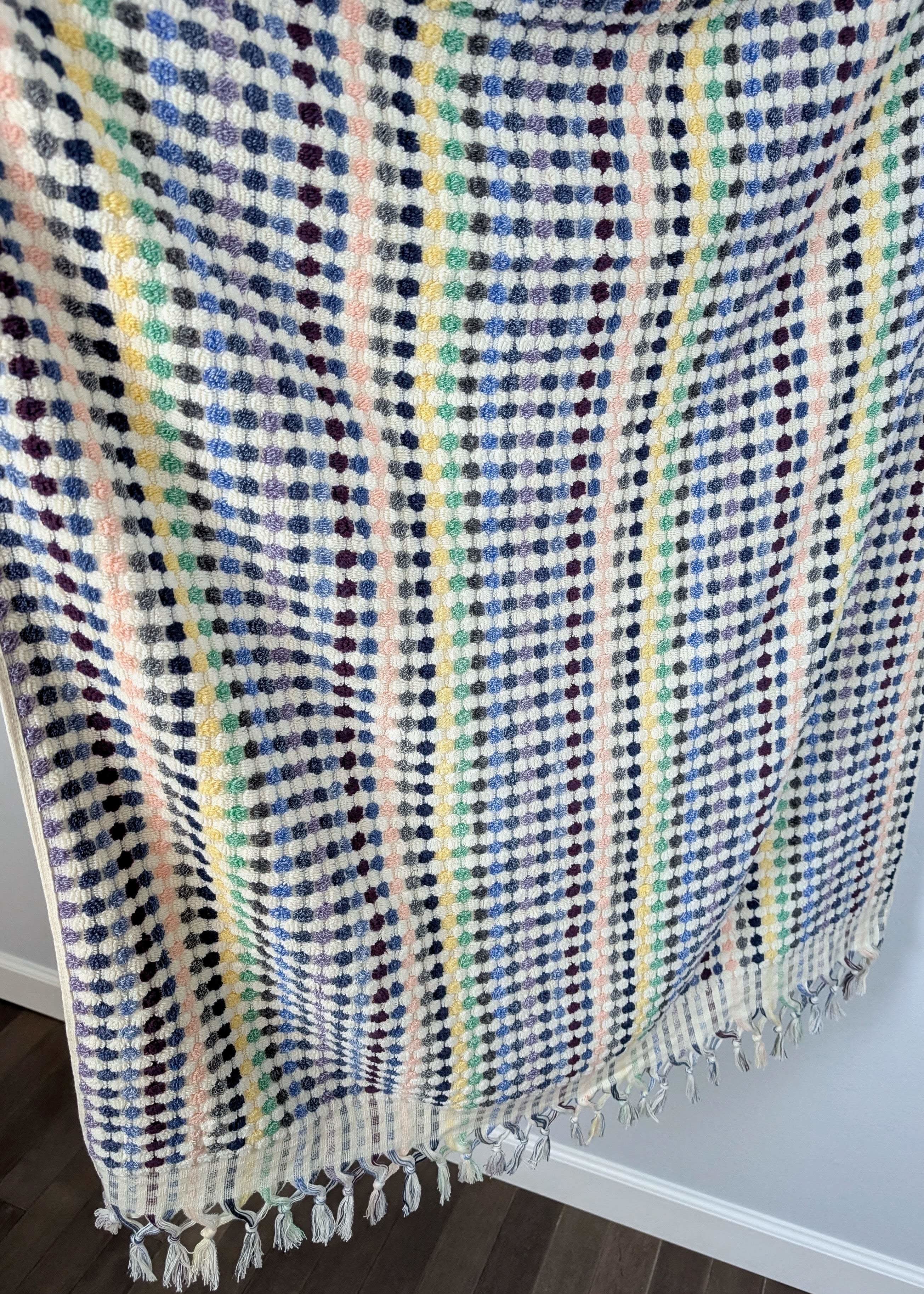 Bloom Collection – Oversized Turkish Cotton Bath Towel with Raised Texture and Hand-Tied Tassels - SwagglyLife Home & Fashion