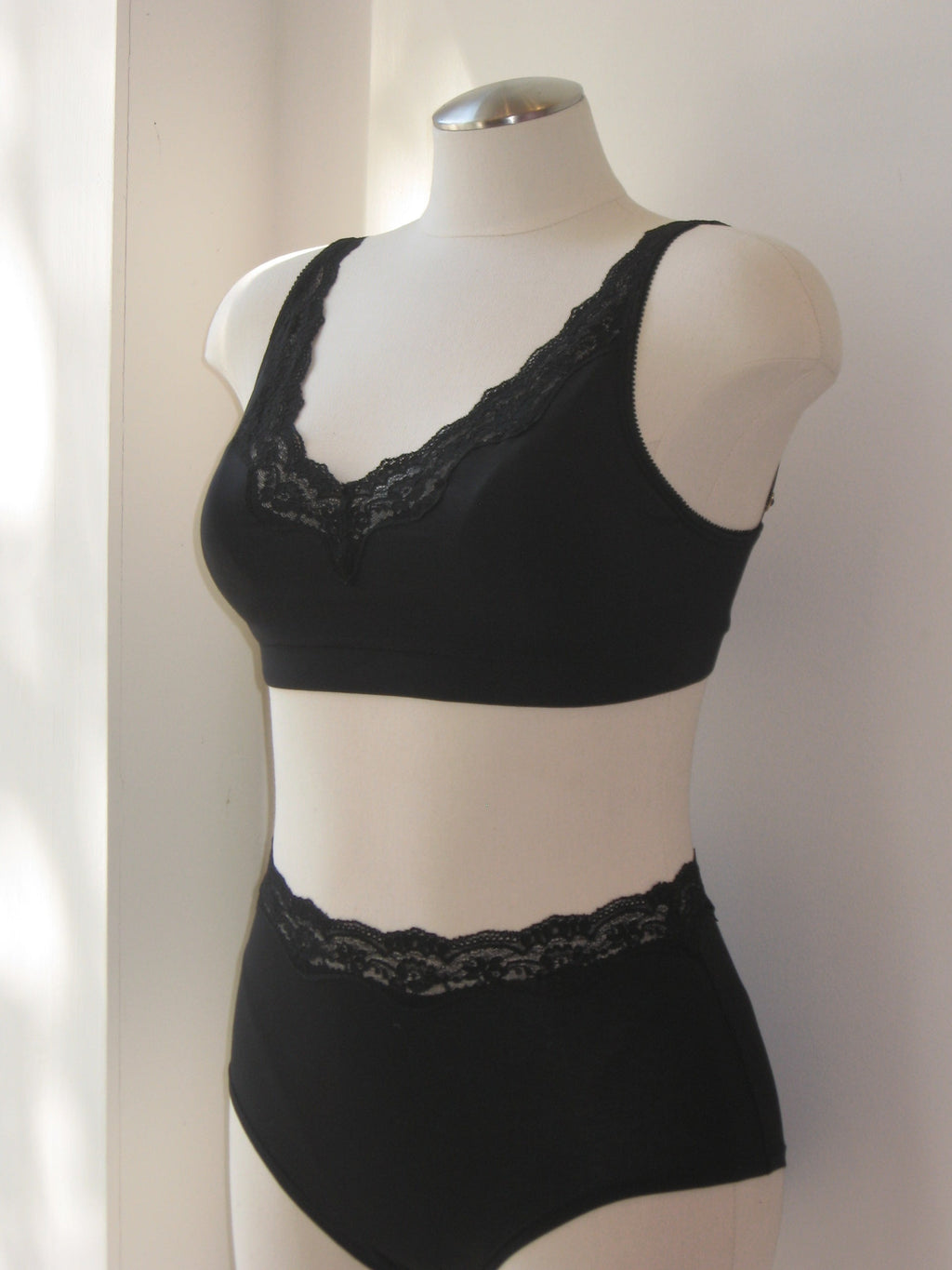 Salua Highwaisted Panty with Lace Edge in Black - PANTY photo