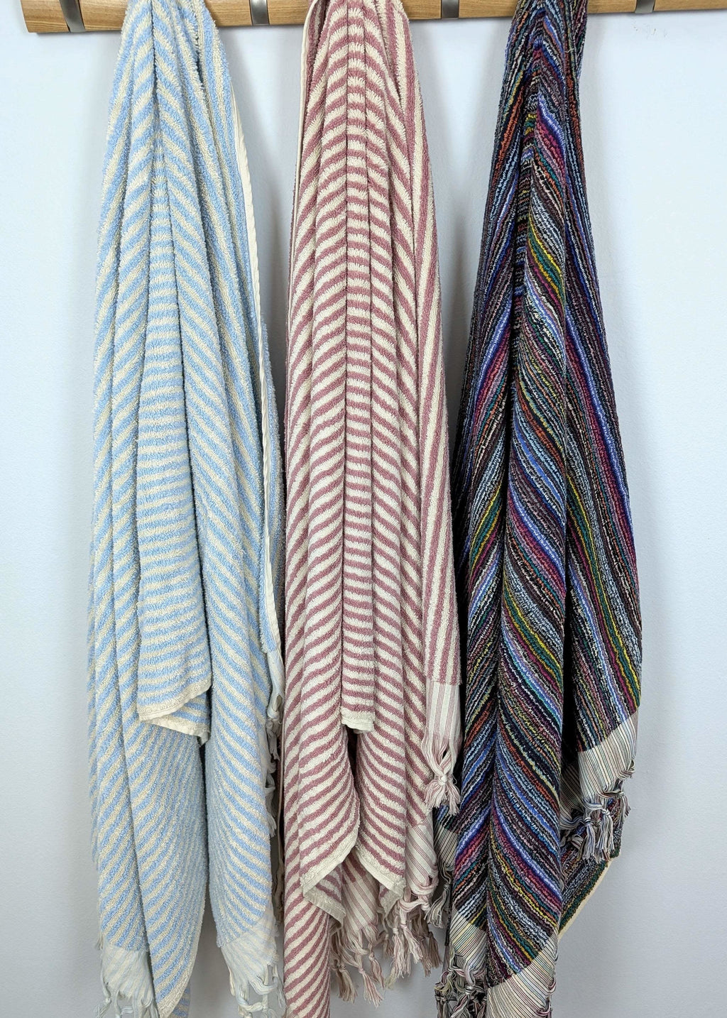 Linea Collection – Oversized Turkish Cotton Bath Towel with Tonal Stripes and Tassels - SwagglyLife Home & Fashion