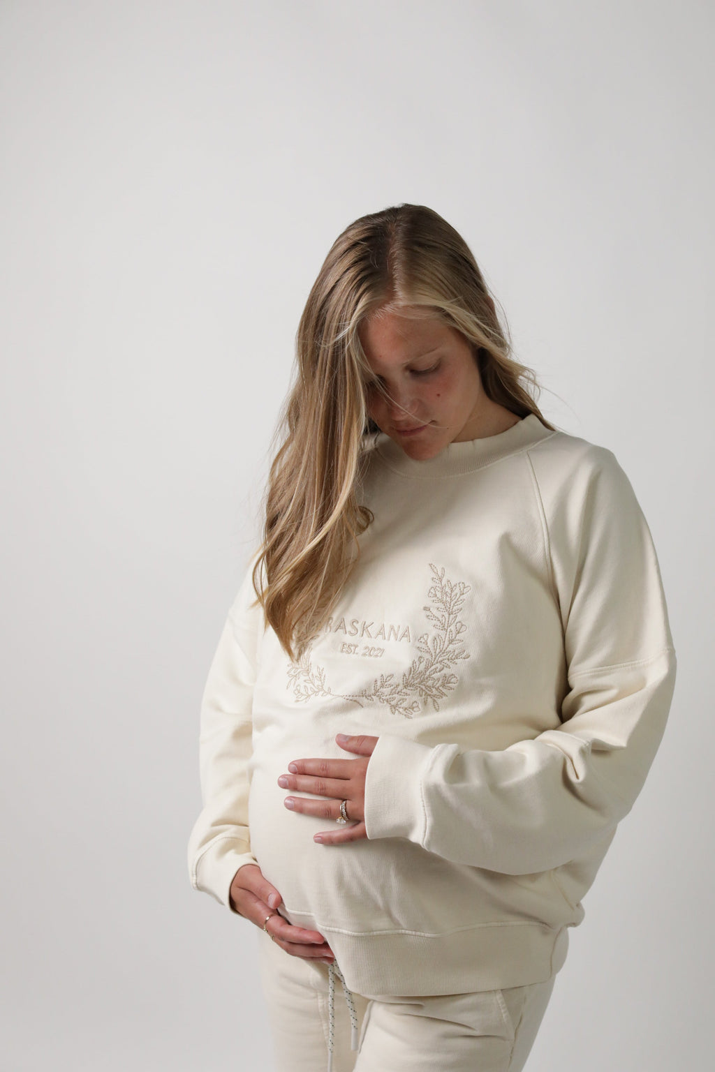 ELLE || ORGANIC COTTON MATERNITY CREW NECK PULLOVER in Birch - photo