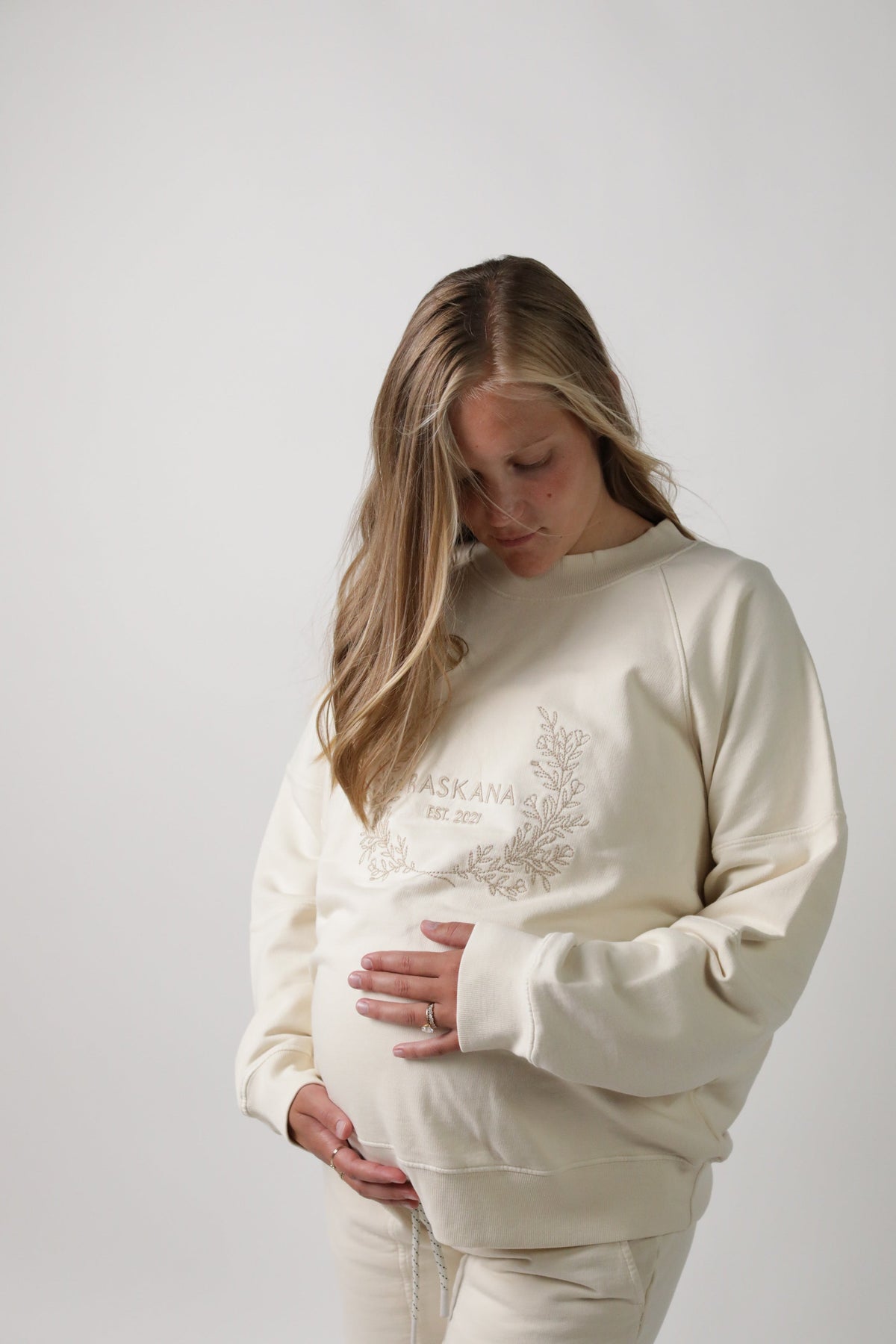 ELLE || ORGANIC COTTON MATERNITY CREW NECK PULLOVER in Birch - photo