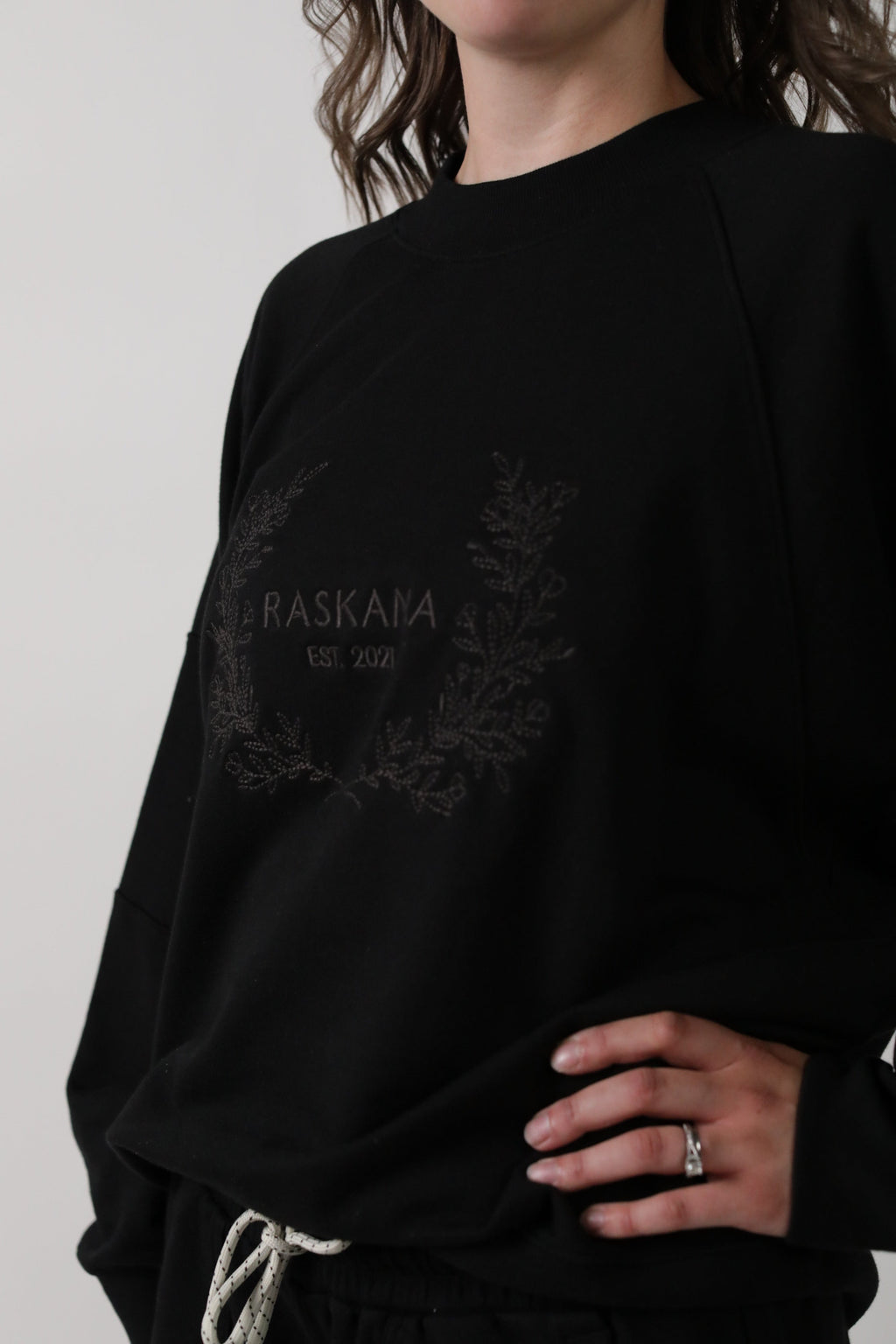 ELLE || ORGANIC COTTON MATERNITY CREW NECK PULLOVER in Black - photo