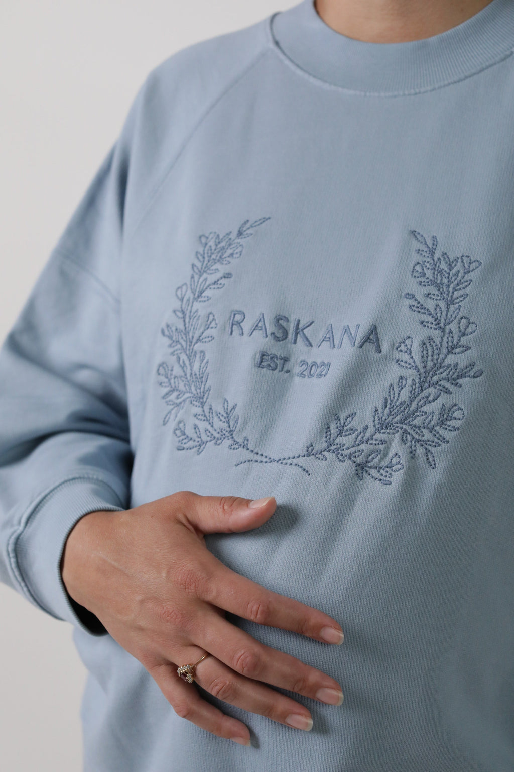 ELLE || ORGANIC COTTON MATERNITY CREW NECK PULLOVER in - photo