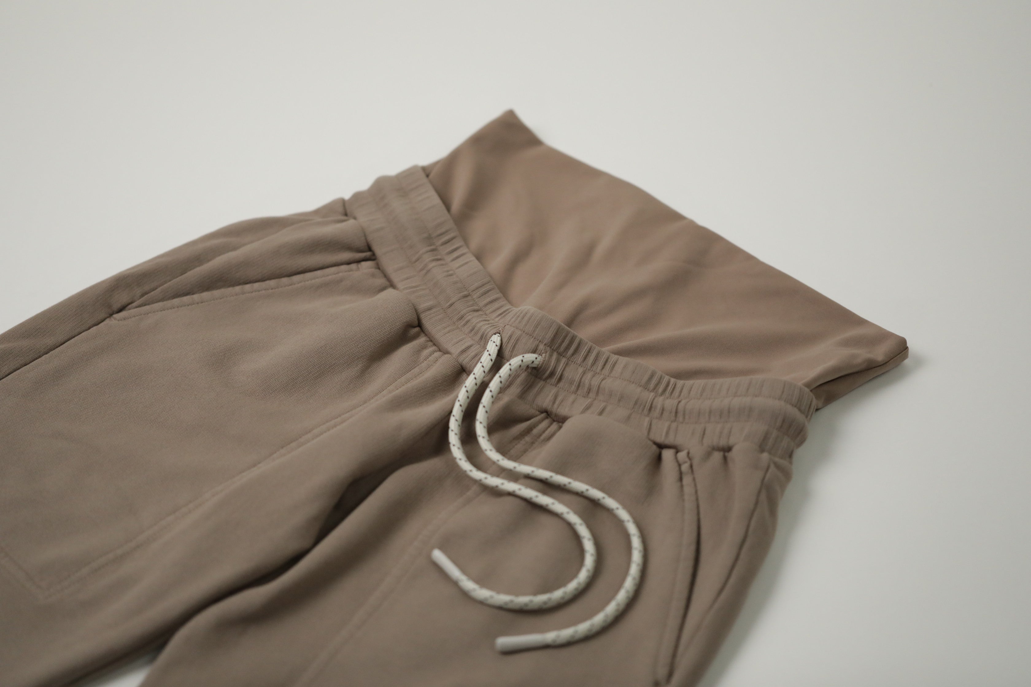 ELLE || ORGANIC COTTON MATERNITY JOGGER in - photo