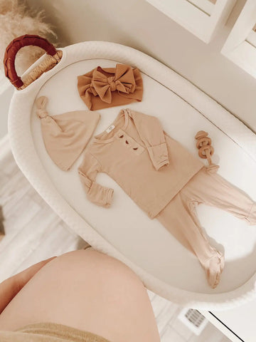 Top and Bottom Outfit Set Gender-Neutral Newborn Clothes - Sand in - Onesies photo