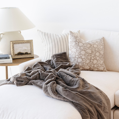 LUSH THROW BLANKETS in - photo