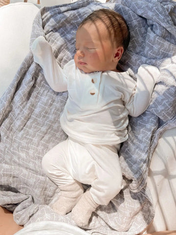 White Newborn Outfit - Baby Coming Home Outfit (Newborn - 12 months) in 3-6 m - Onesies photo